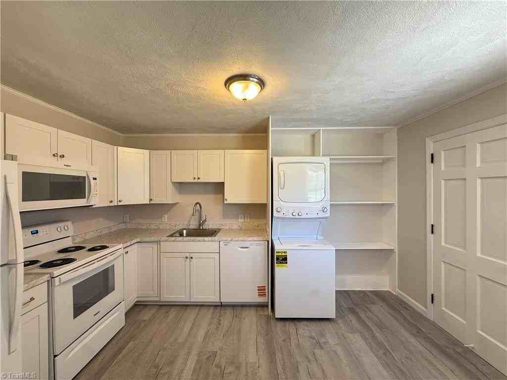 831 Delmonte Dr - Photo 3 of 18