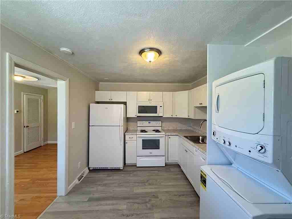 831 Delmonte Dr - Photo 5 of 18