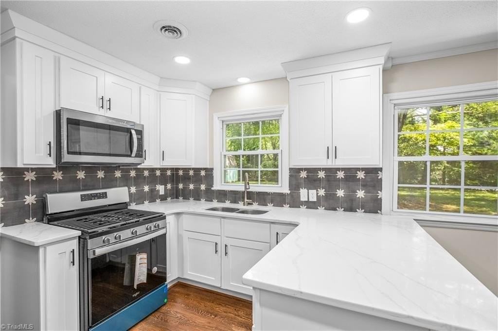 701 N Peace Haven Rd - Photo 4 of 41