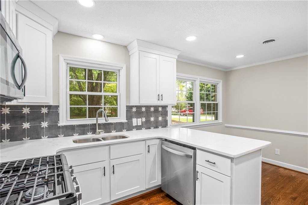 701 N Peace Haven Rd - Photo 5 of 41