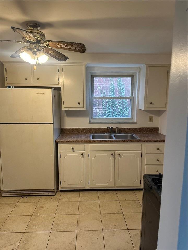 647 Dunster St - Photo 7 of 23