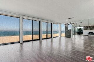 2308 The Strand - Photo 6 of 8