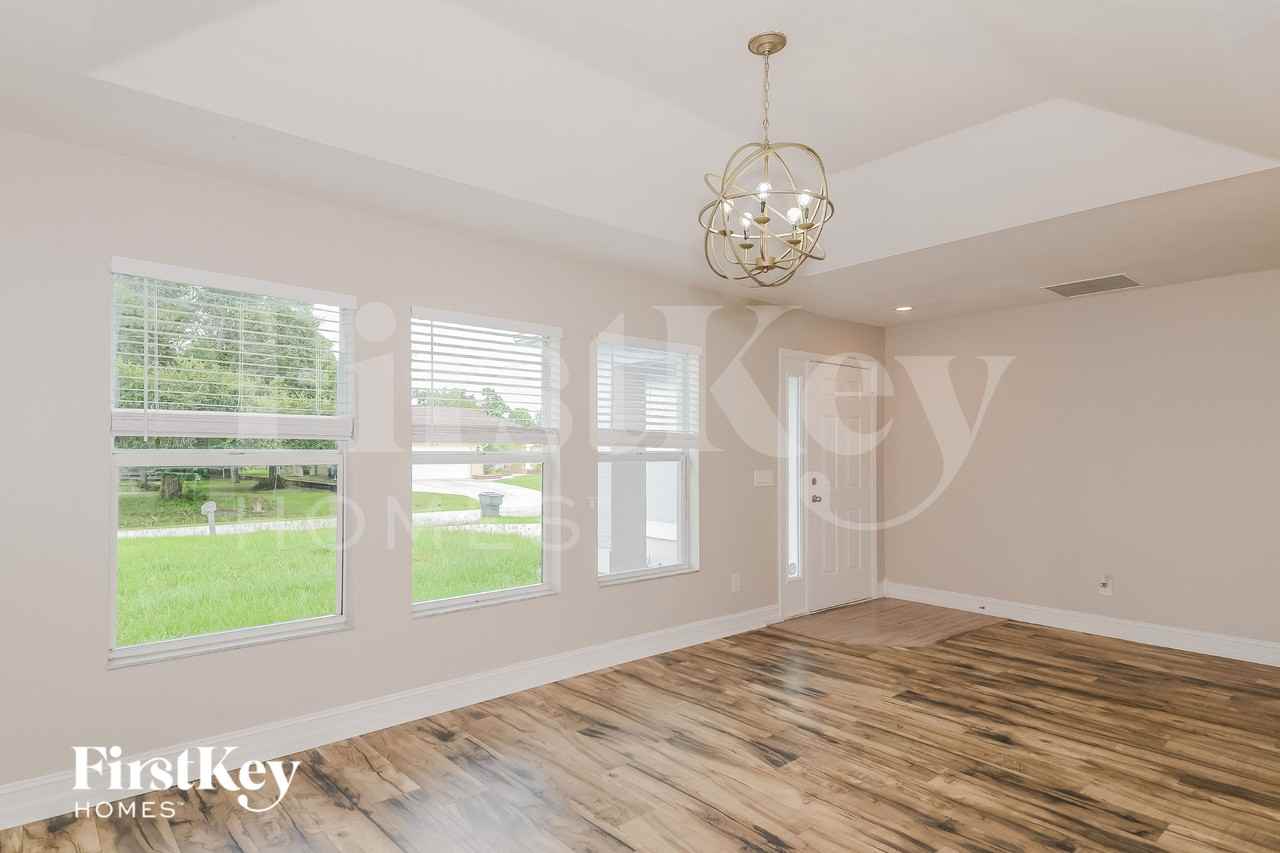 6177 Hollywood Ave - Photo 4 of 15