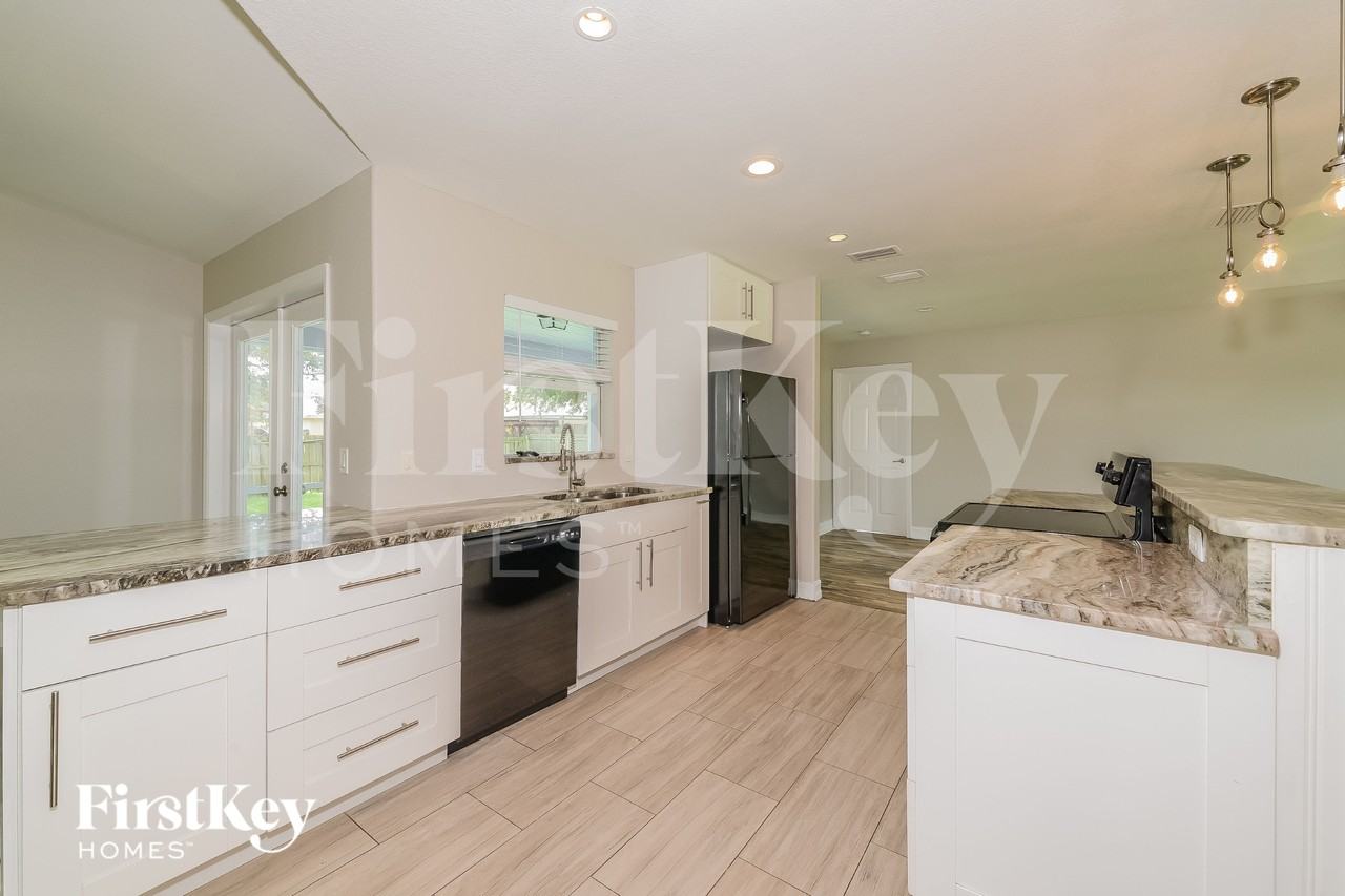 6177 Hollywood Ave - Photo 6 of 15