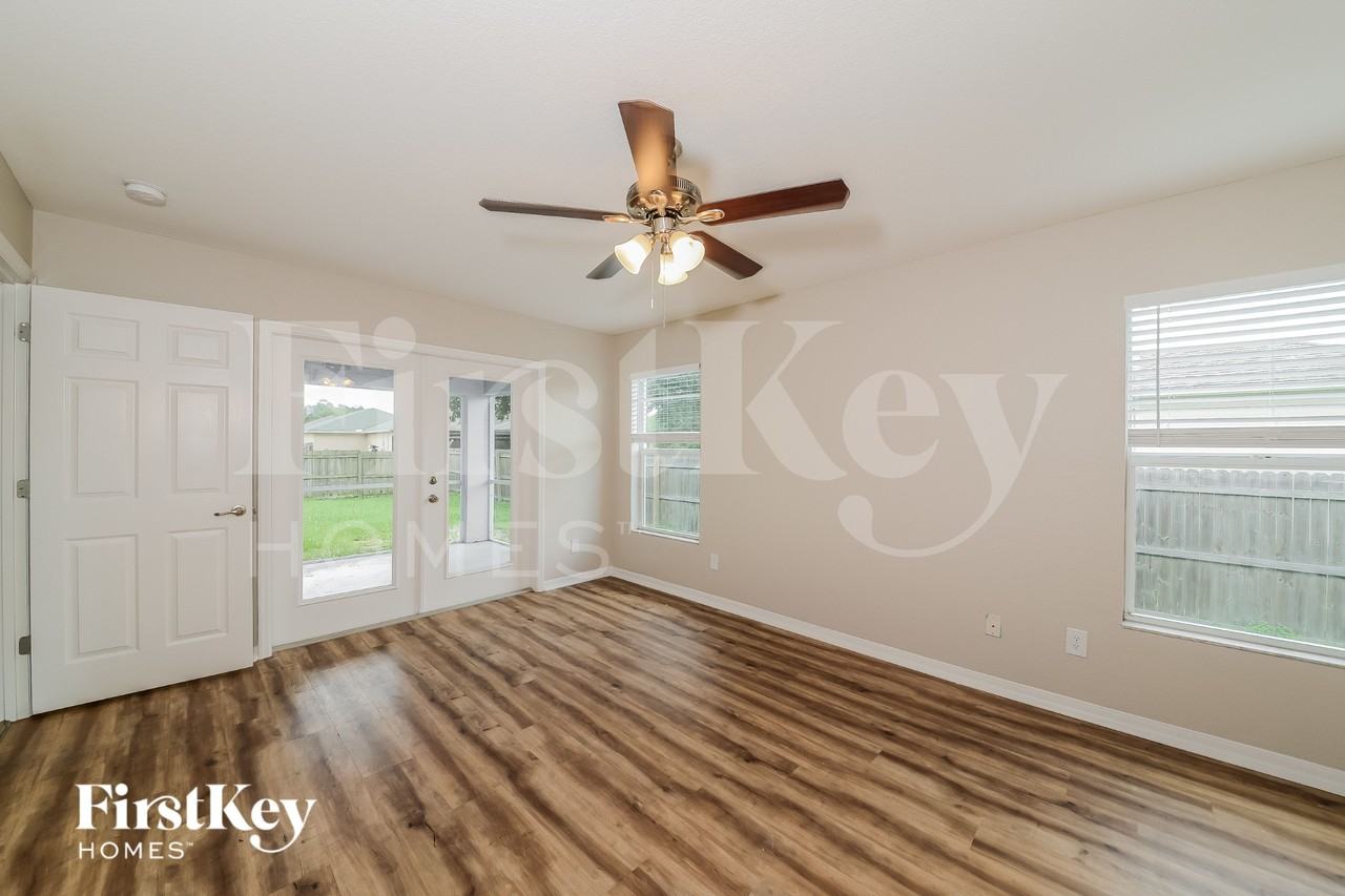 6177 Hollywood Ave - Photo 7 of 15