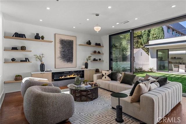 14519 Greenleaf St - Photo 3 of 8