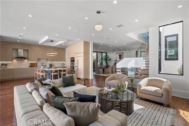 14519 Greenleaf St - Photo 4 of 8