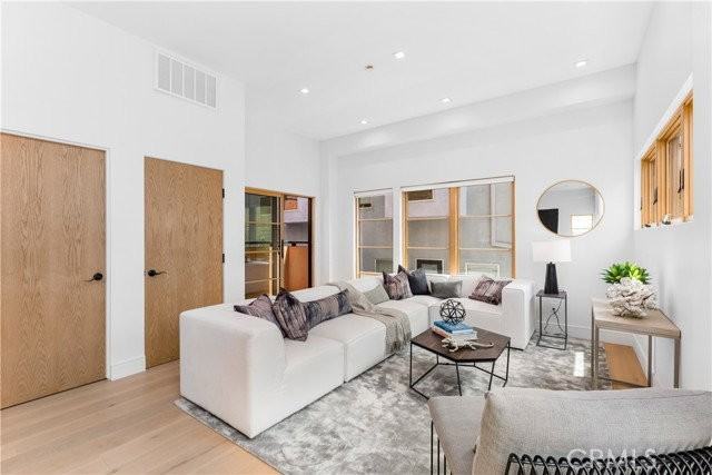 1035 1/2 N Vista St - Photo 2 of 8