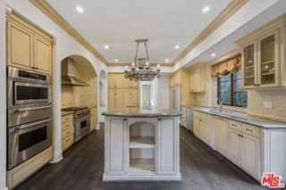 305 N Palm Dr - Photo 2 of 8