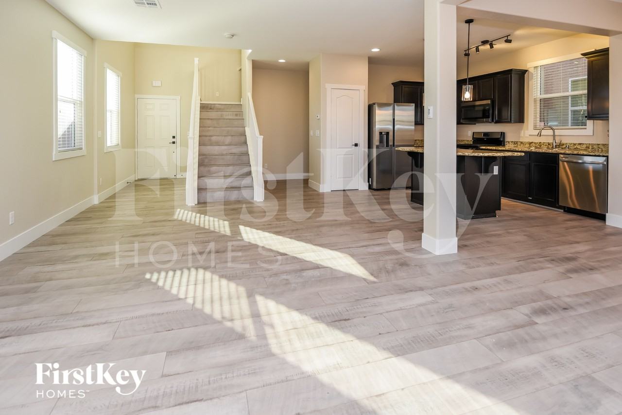 7380 Benlomond Ave - Photo 5 of 15