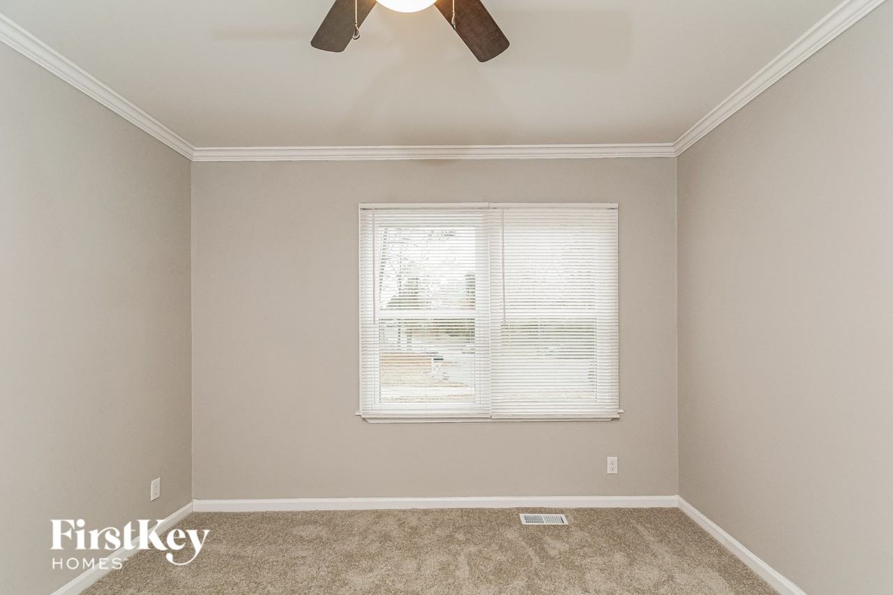 401 Sparella St - Photo 6 of 15