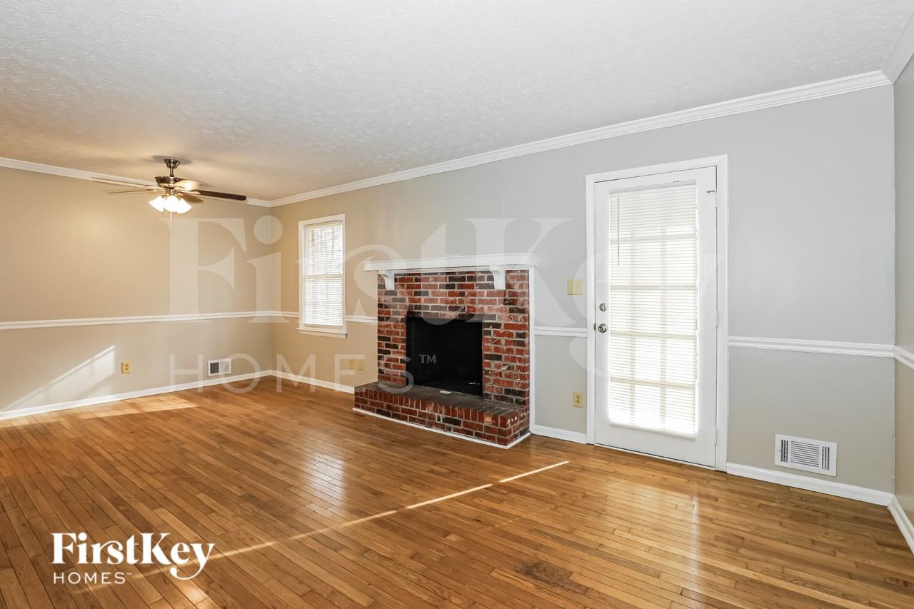 335 Sharon Dr - Photo 3 of 19