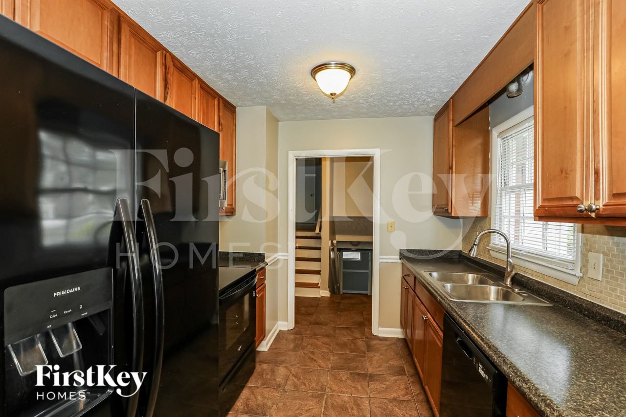 335 Sharon Dr - Photo 5 of 19