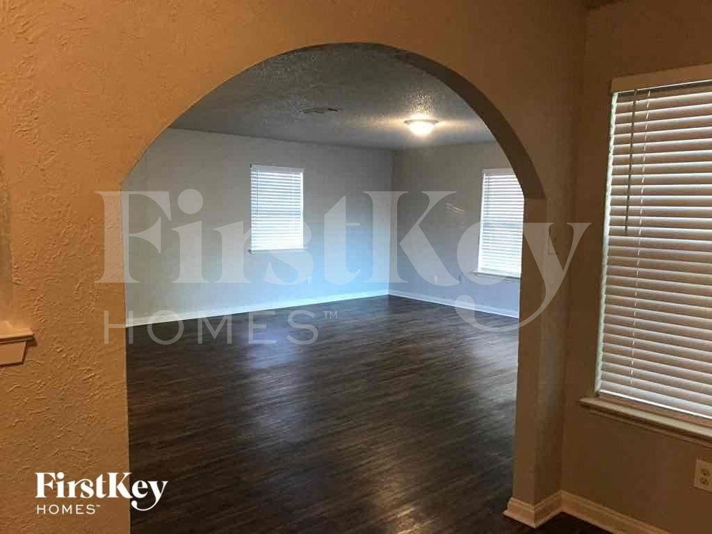 732 Nw Ann Lois Ln - Photo 3 of 11