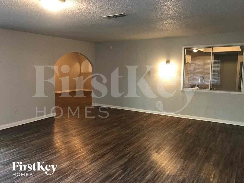 732 Nw Ann Lois Ln - Photo 5 of 11