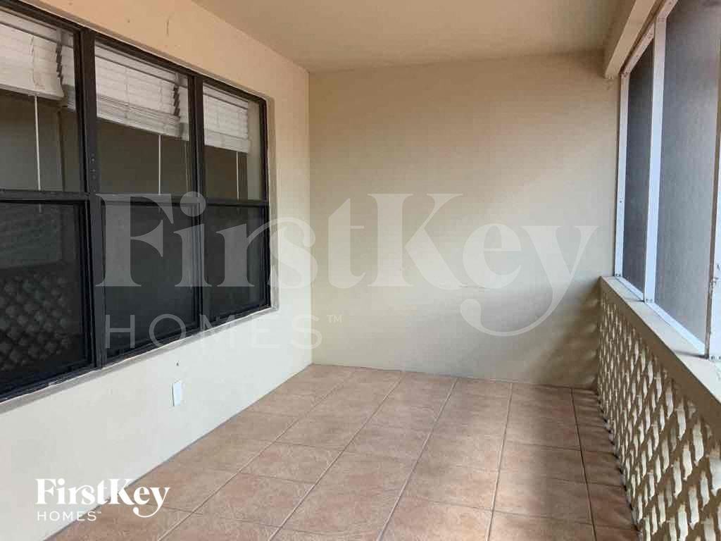 727 S Pine St - Photo 2 of 26