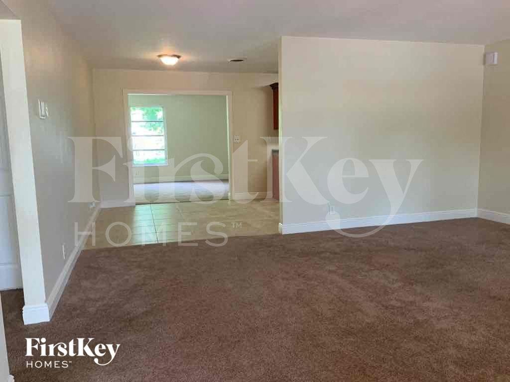 727 S Pine St - Photo 4 of 26