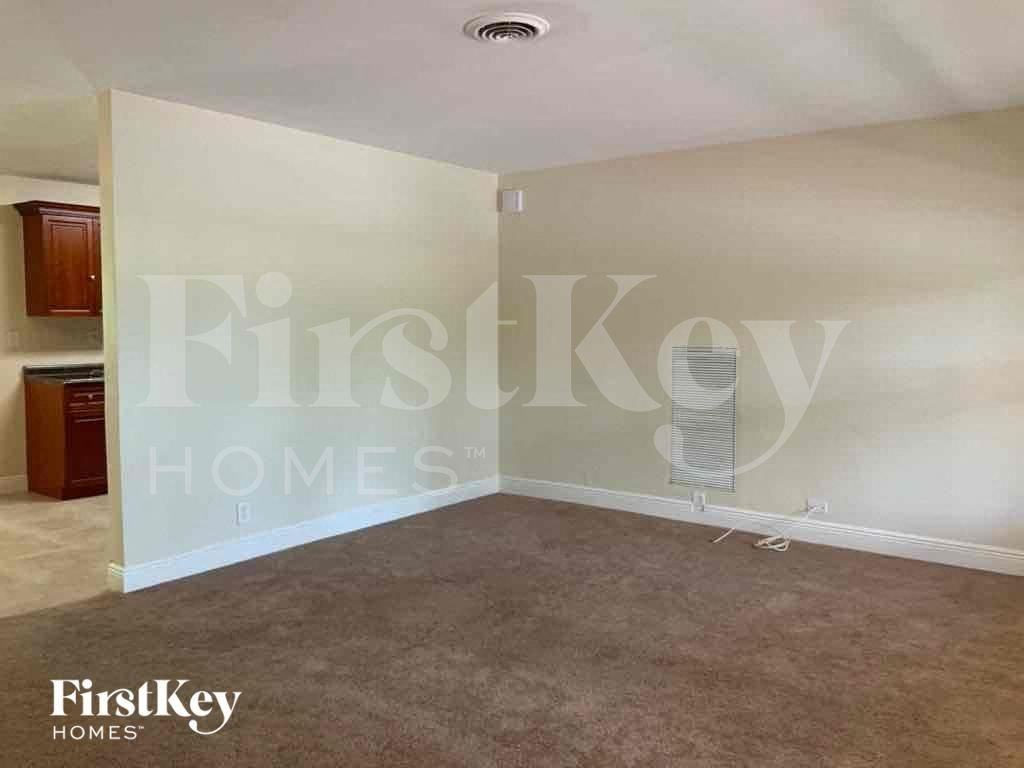 727 S Pine St - Photo 5 of 26