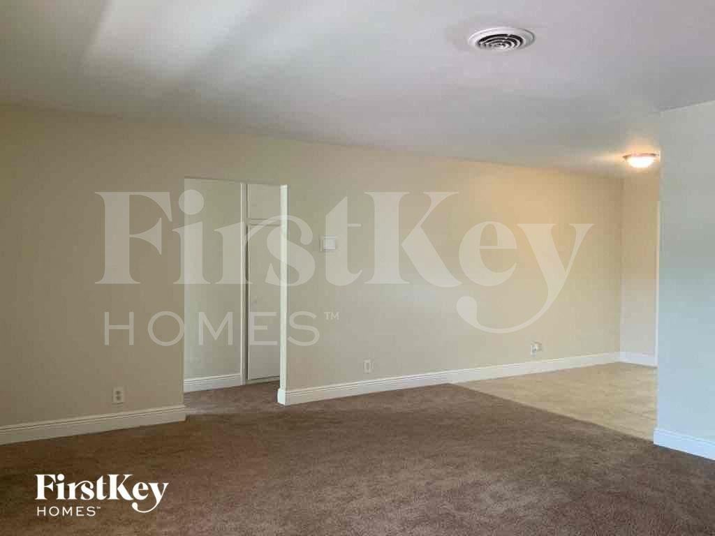 727 S Pine St - Photo 6 of 26