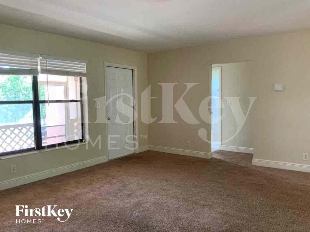 727 S Pine St - Photo 7 of 26