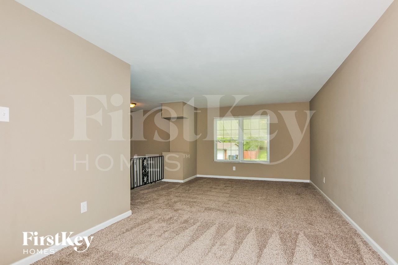 5708 Madlar Ln - Photo 4 of 15