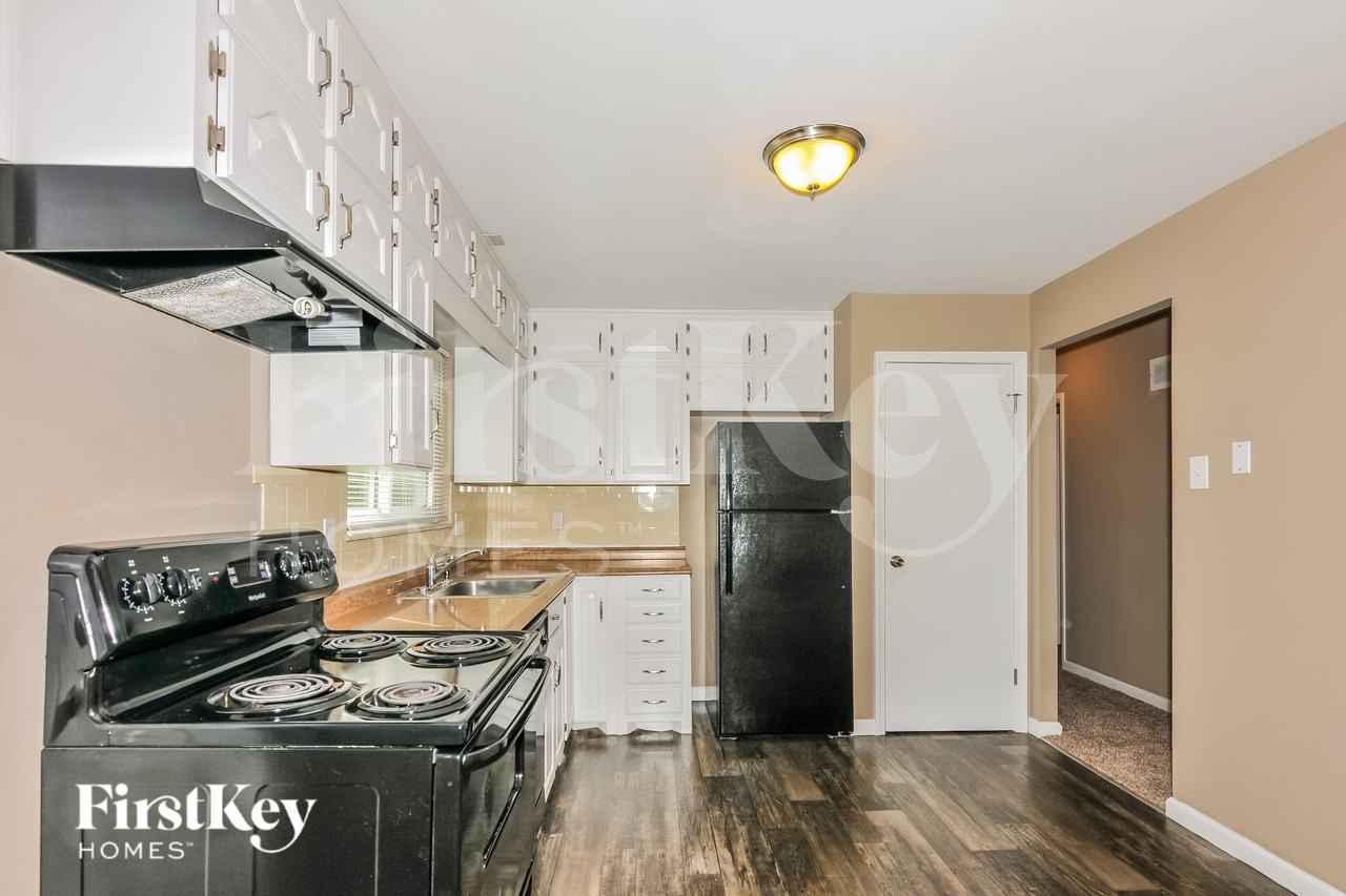 5708 Madlar Ln - Photo 5 of 15