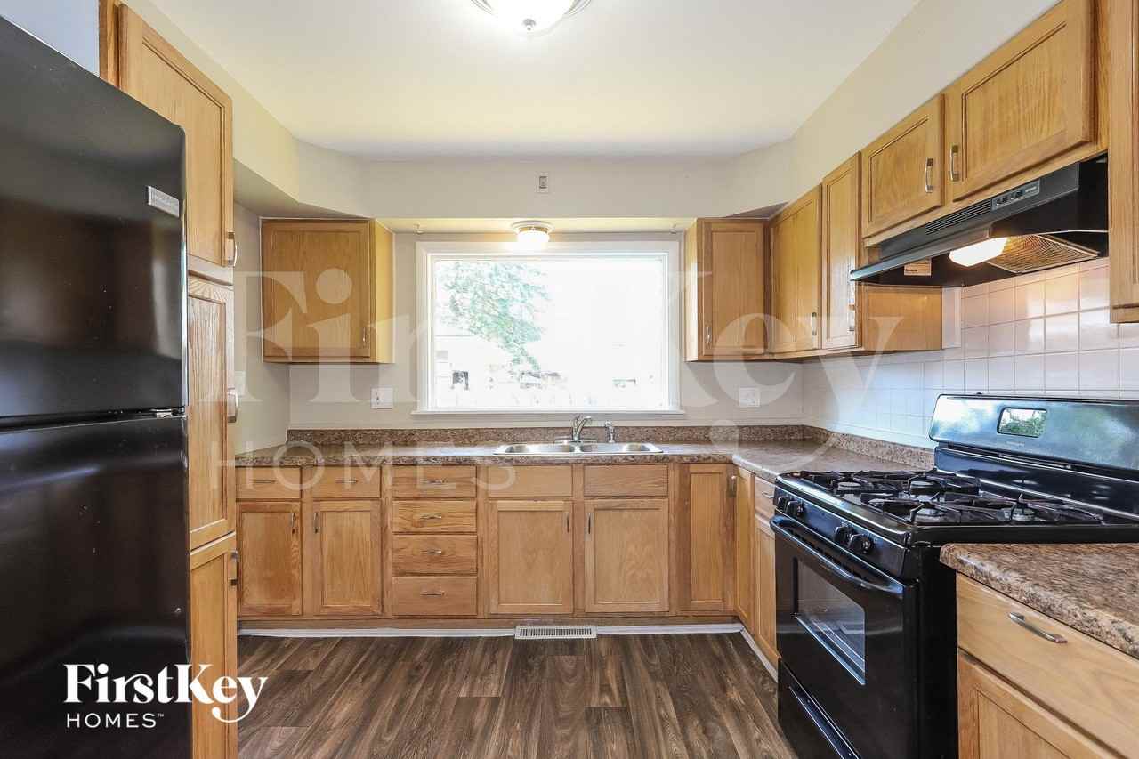 544 N Aldine St - Photo 5 of 15