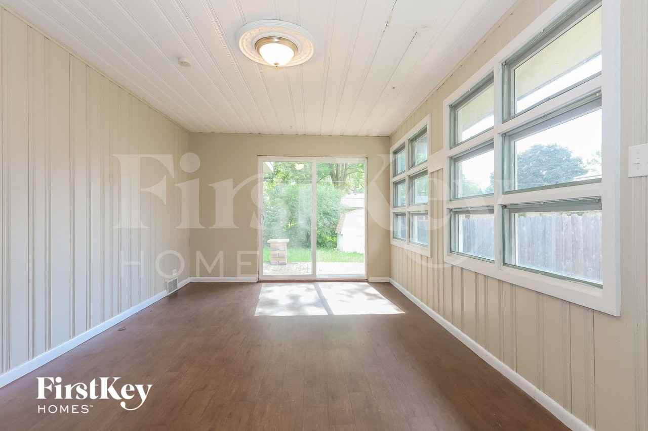 544 N Aldine St - Photo 6 of 15