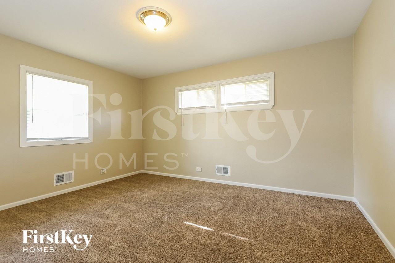 544 N Aldine St - Photo 7 of 15