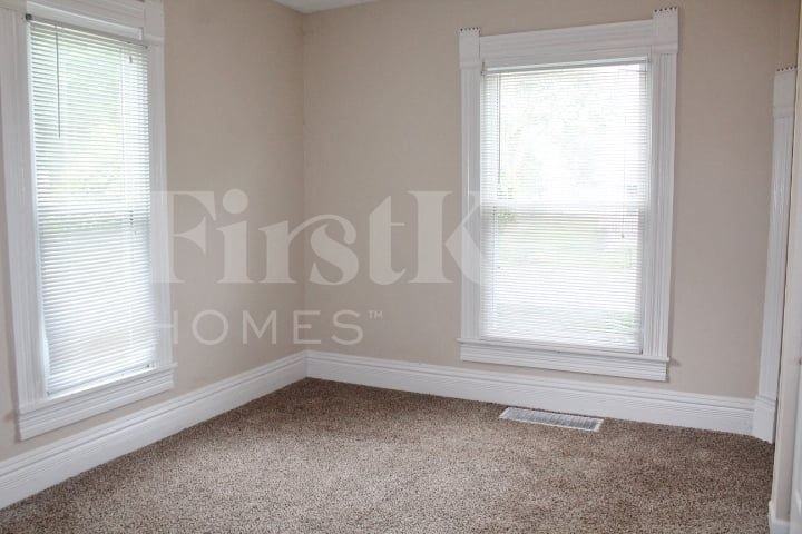 304 E 4th St - Photo 4 of 19