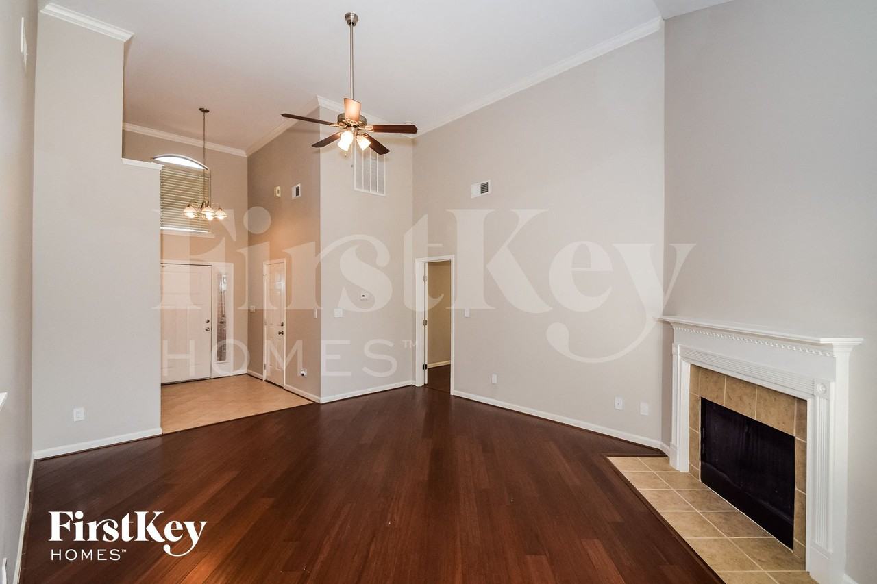 2136 Parsons Dr - Photo 2 of 15