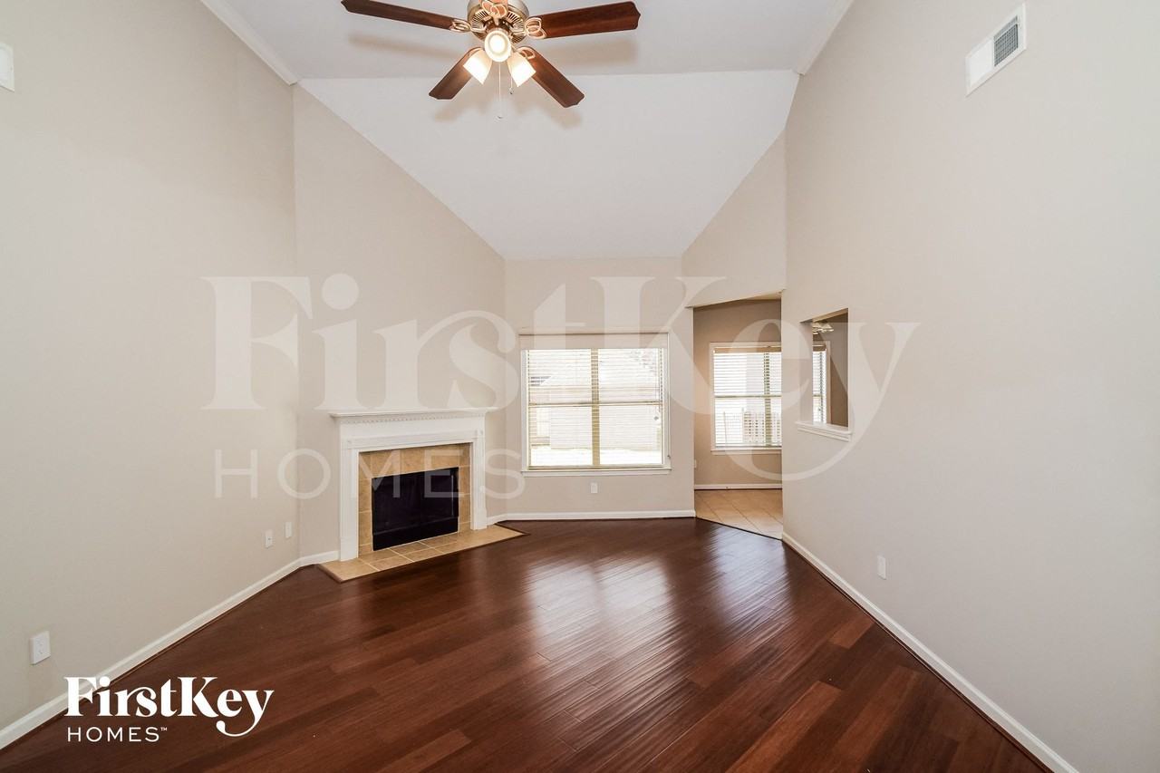 2136 Parsons Dr - Photo 3 of 15