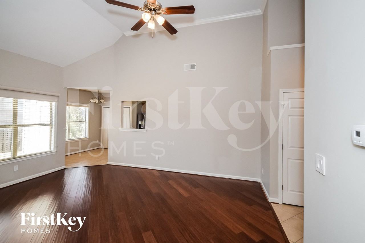 2136 Parsons Dr - Photo 4 of 15