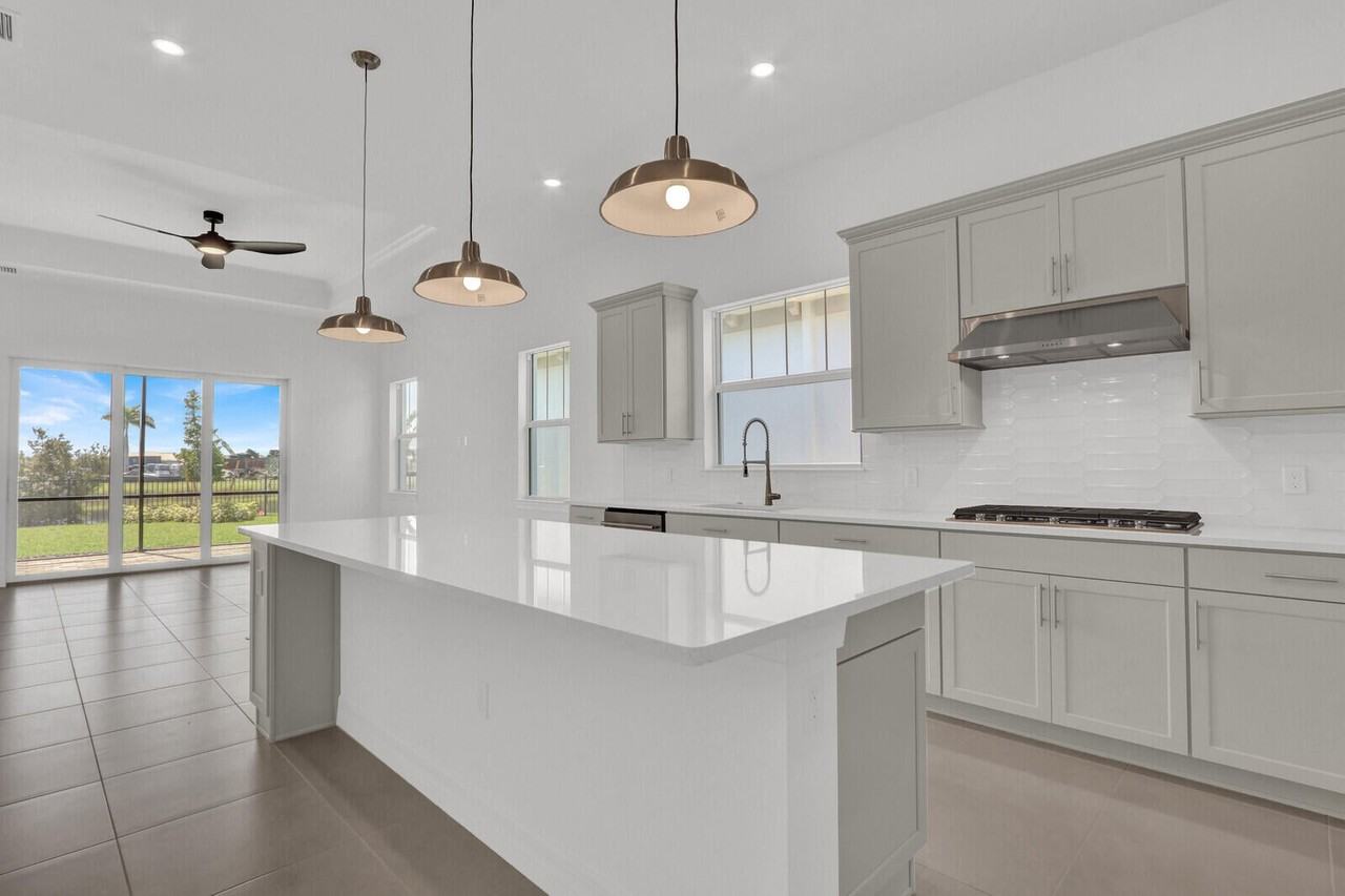 10514 Northbrook Cir - Photo 4 of 40