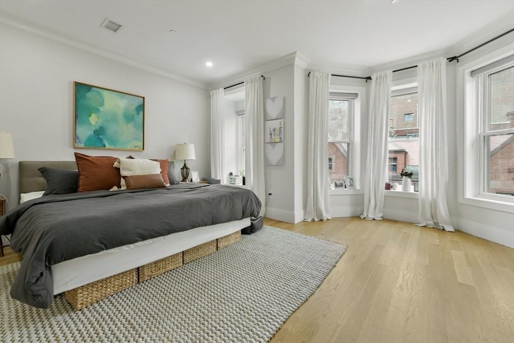 232 Clarendon St - Photo 5 of 18