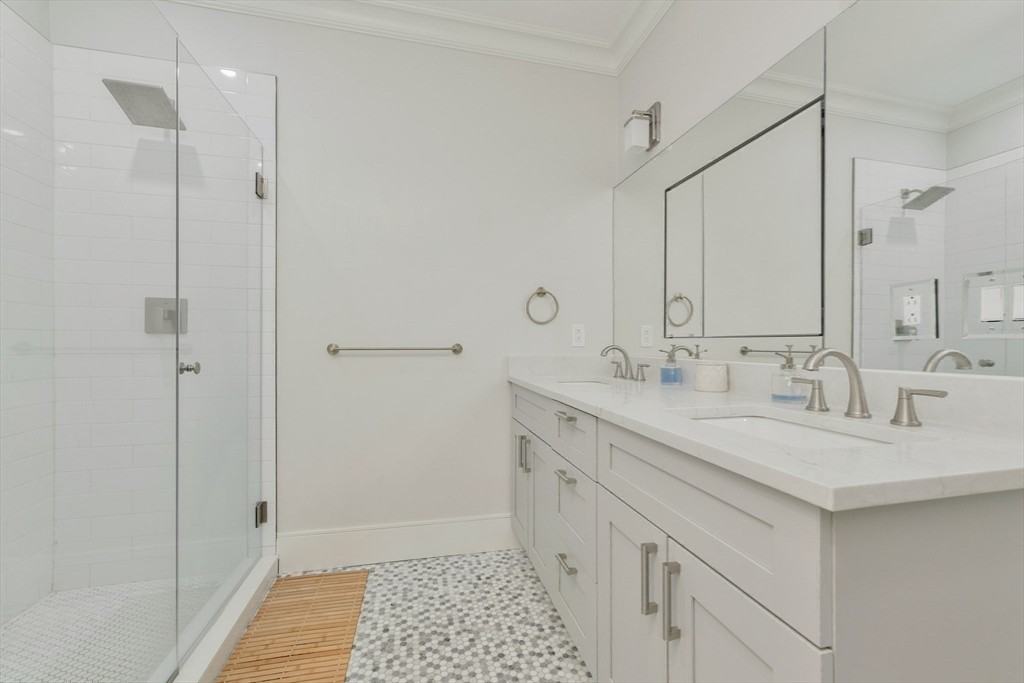 232 Clarendon St - Photo 6 of 18