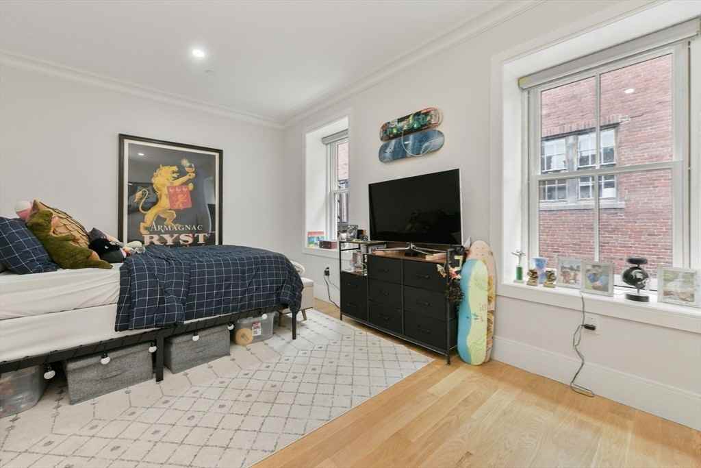 232 Clarendon St - Photo 7 of 18