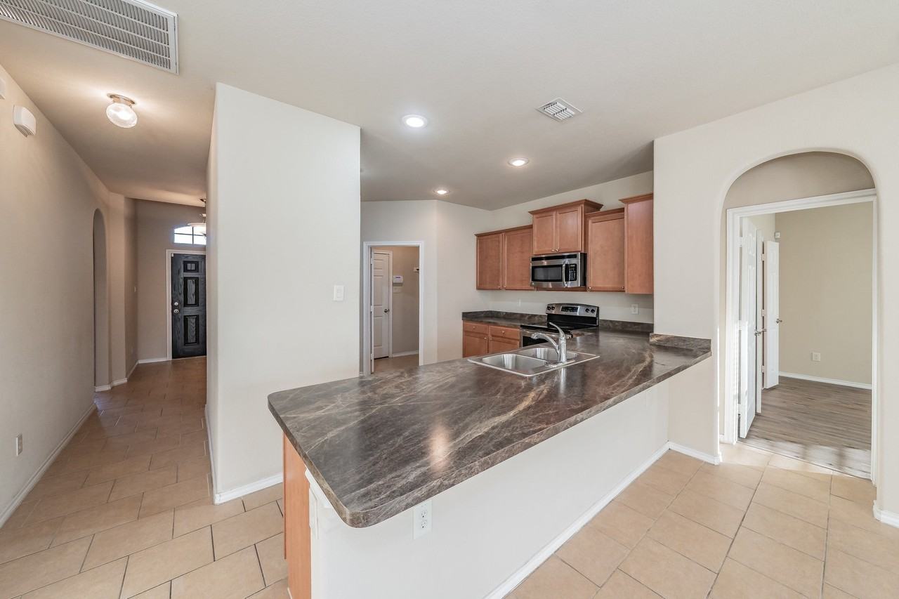 643 Alexander St - Photo 5 of 40