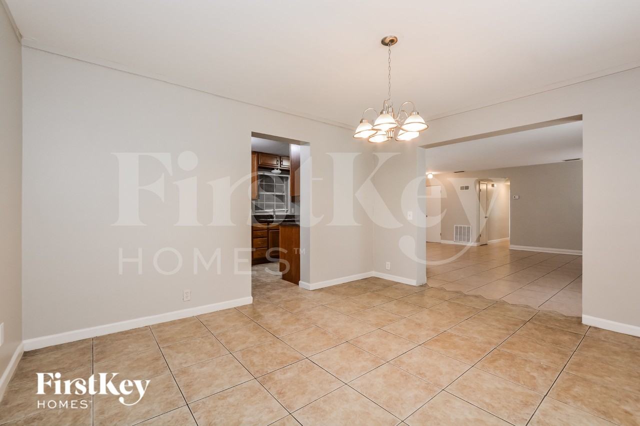 1407 Chilean Ln - Photo 5 of 16