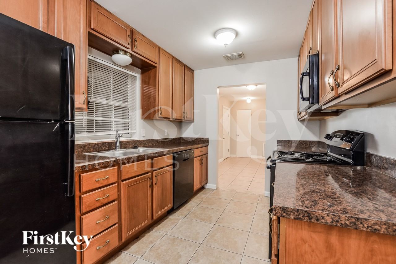 1407 Chilean Ln - Photo 6 of 16