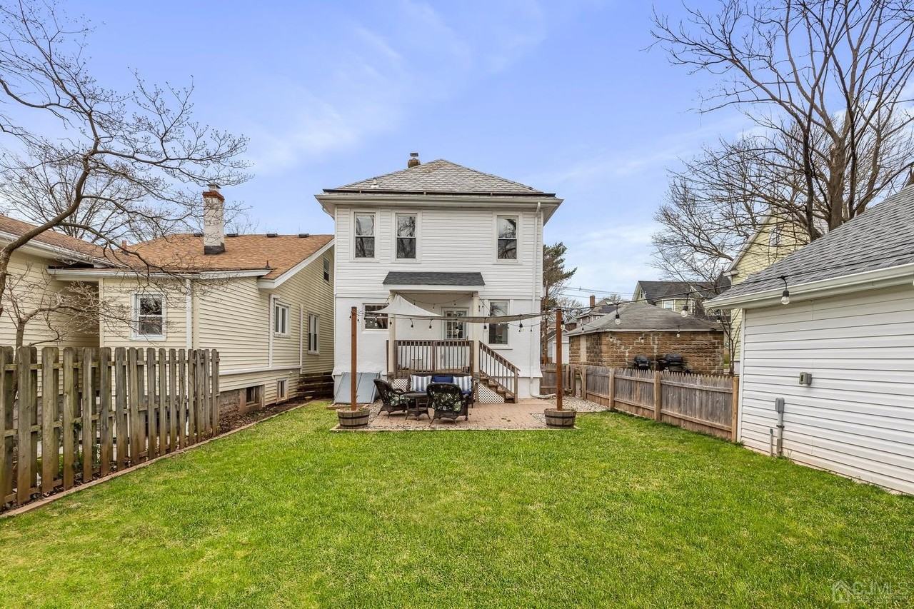 236 Montgomery St - Photo 4 of 25