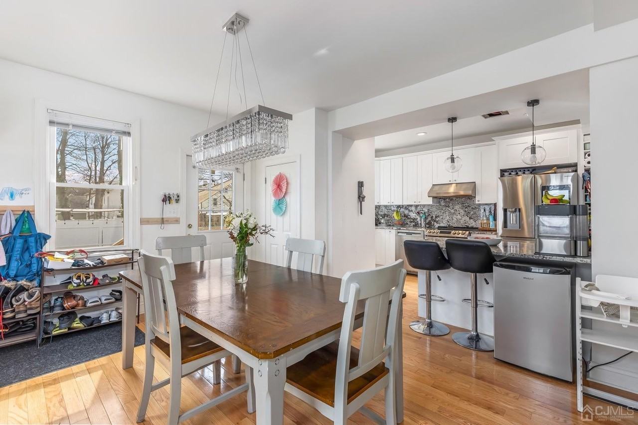 236 Montgomery St - Photo 5 of 25