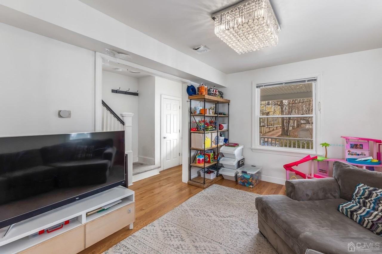 236 Montgomery St - Photo 7 of 25