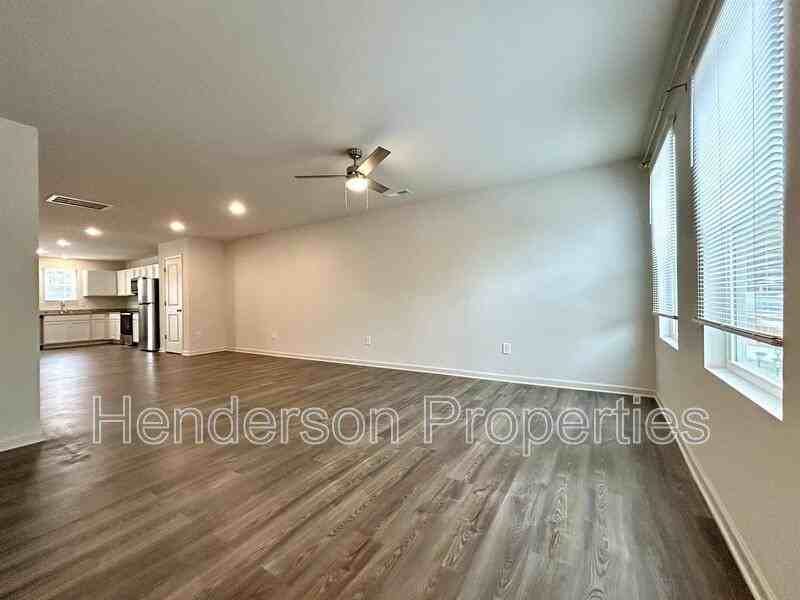 137 Villa Ln - Photo 3 of 11