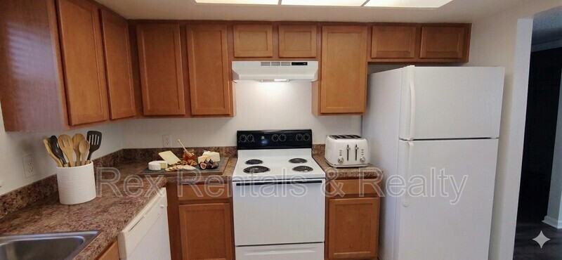 2820 Dupont St S #201 - Photo 4 of 20