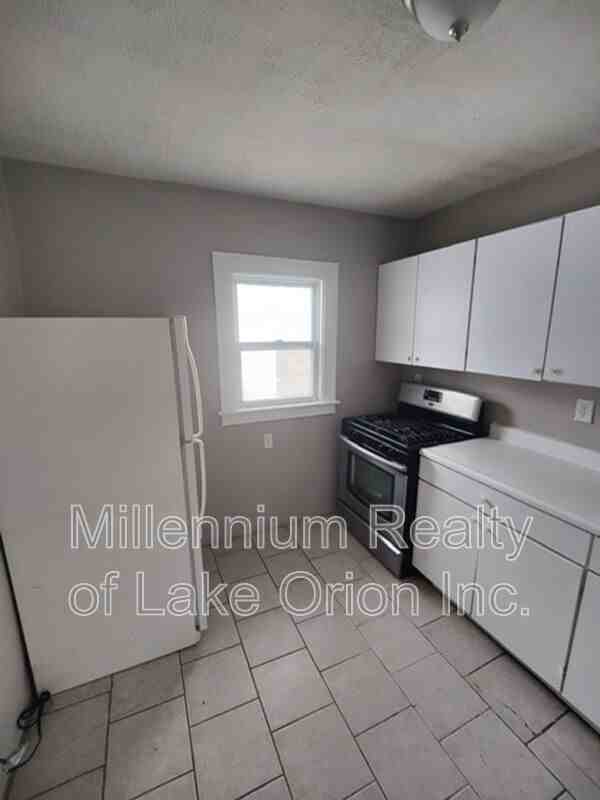 140 Summit St #2 - Photo 2 of 9
