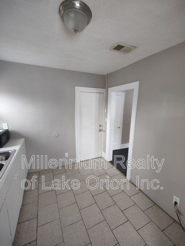 140 Summit St #2 - Photo 4 of 9