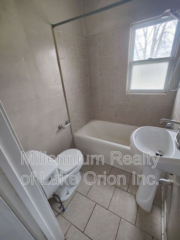 140 Summit St #2 - Photo 5 of 9