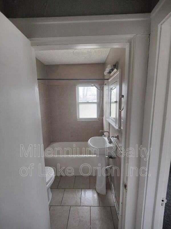 140 Summit St #2 - Photo 6 of 9