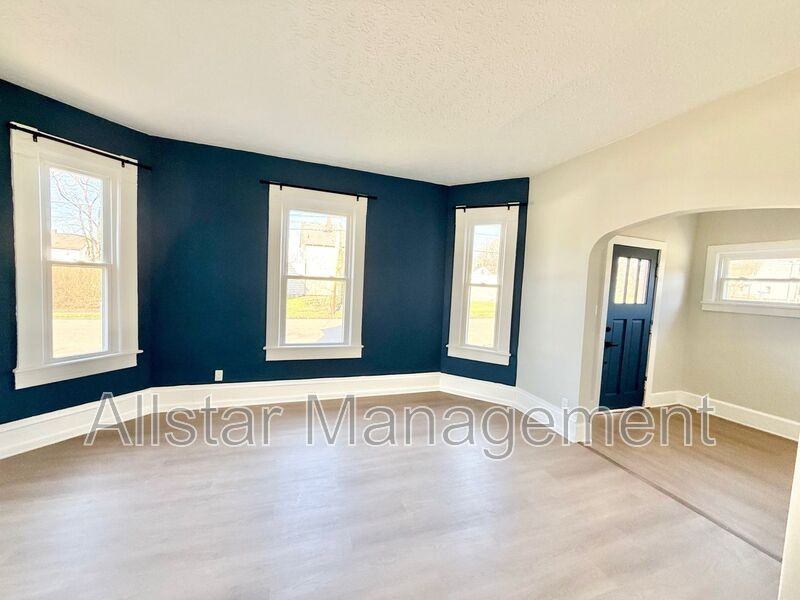 924 Spring Ave Ne - Photo 2 of 46